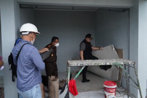 Sidak Pasar Wates, Mas Dhito Marah Saat Temukan Material Tak Sesuai Spesifikasi