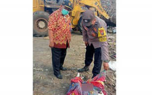 Mayat Bayi Terbungkus Kain Ditemukan di Tempat Pembuangan Sampah