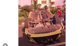 Diduga Ngantuk, Mobil Warga Bangkalan Dua Kali Jumpalitan di Surabaya