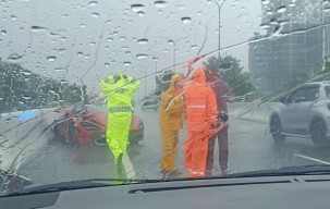 Mobil McLaren Kecelakaan di Tol Juanda-Waru