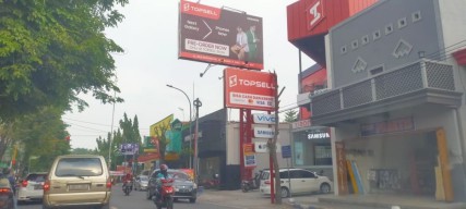 Reklame Bodong Terpasang di Jalur Tertib Lalu Lintas Jombang