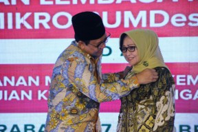 Bupati Jombang Terima Lencana Bakti Desa Pertama dari Mendes RI