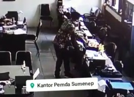 Viral Video Seorang Pria Curi Empat Laptop di Kantor Pemkab