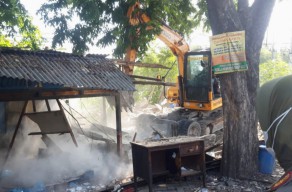 Pelebaran Jalan Raya Manyar Gresik, Puluhan Kios Dibongkar