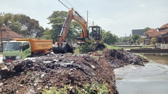 Cegah Banjir, Anak Sungai Wrati di Gempol Pasuruan Dikeruk