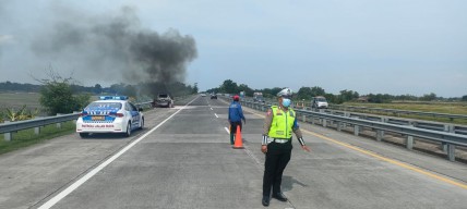 Ini Penjelasan Polisi Soal Terbakarnya Daihatus Xenia di Tol Jomo