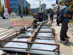 Satpol PP Babat Habis Reklame di Jalan Ini