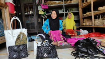 Emak-Emak Ini Bertahan di Tengah Pandemi dengan Menjual Kerajinan Tas Jali