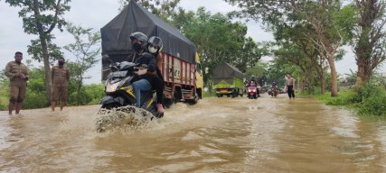 Perbatasan Sampang-Bangkalan Tergenang Banjir, Personel Gabungan Disiagakan