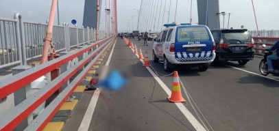 Petugas Kebersihan Tewas Ditabrak Mobil Saat Menyapu di Jembatan Suramadu