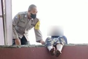 15 Menit Menegangkan saat Polisi Gagalkan Gadis Hendak Bunuh Diri di Mojokerto