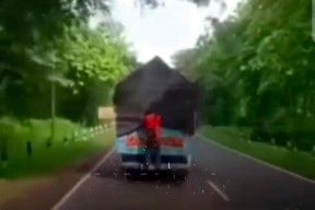 Viral Pria Diduga Bajing Loncat Satroni Truk, Disebut Terjadi di Ngawi