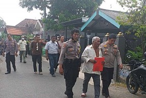 Pria Tua Mengamuk Bawa Celurit dan Pedang Keliling Kampung, Ternyata...