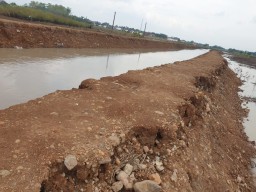Desa Ini Terancam Dikepung Banjir Akibat Proyek Tanggul Belum Selesai