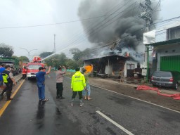 Rumah dan Toko Hangus Terbakar Saat Ditinggal Umrah Pemiliknya