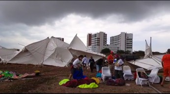 Tenda Surabaya Kite Festival 2022 Ambruk Diterjang Angin Kecang