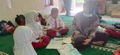 Bengawan Solo Meluap, Siswa SDN 1 Pelangwot Lamongan Belajar di Musala