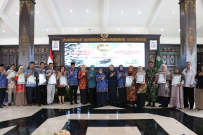 Bupati Mundjidah Serahkan 112 Sertifikat Halal Bagi Pelaku Usaha di Jombang