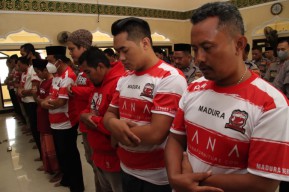 Suporter MU dan Polisi Salat Gaib untuk Korban Tragedi Kanjuruhan