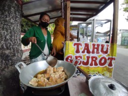 Tahu Gejrot Kriuk Bisa Request Tingkat Kepedasan