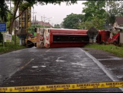 Truk Tangki Pengangkut BBM Terguling Hingga Tutup Jalan