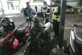 Truk Seruduk Dua Motor di Jombang, Dua Orang Terluka