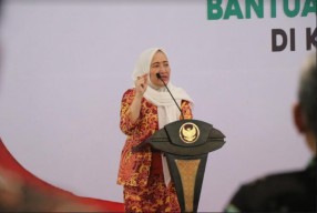Bupati Bojonegoro Anna Mu'awanah Raih Penghargaan Santri of The Year 2022