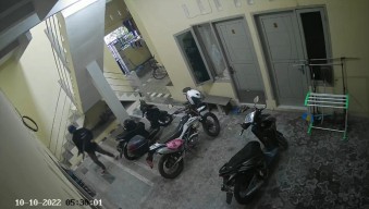 Maling Pincang Gondol Motor di Kos Terekam CCTV, Papasan Tetangga Dibiarkan Saja