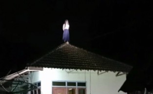 Penampakan Wanita Berdiri di Atap Rumah Tengah Malam Gegerkan Warga Pulau Bawean