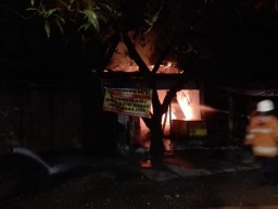Warung Nasi Pecel Terbakar Saat Ditinggal Tidur Pemiliknya