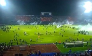 Arema FC Ditumbangkan Persebaya, Aremania Rusuh di Stadion Kanjuruhan
