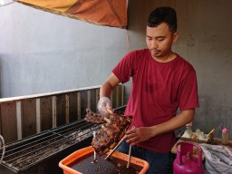 Sensasi Makan Balungan Dinosaurus di Sidoarjo, Penasaran?