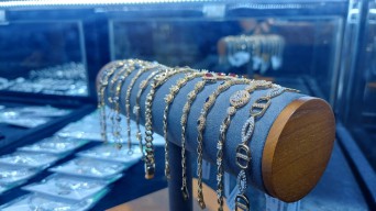NJS Gold Manjakan Mata Pengunjung Surabaya International Jewellery Fair 2022