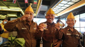 Peringati Hari Pahlawan, Para Veteran Lomba Minum Jamu Pahit dan Demo Masak