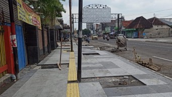 Bahaya! Banyak Tiang di Jalur Disabilitas Pendestrian Jalan Urip Sumoharjo