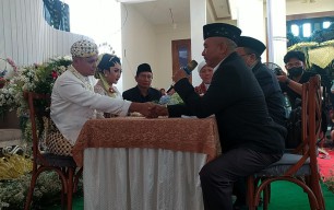 Sempat Grogi, Kades Cantik Lamongan Akhiri Masa Lajang