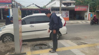 Tercium Bau Gas di Trotoar Jalan Pemuda, Warga Bojonegoro Waswas