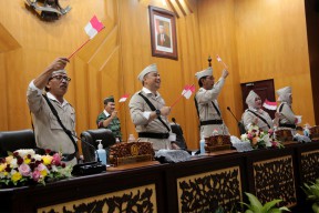 Lagu Kebyar-Kebyar dan Padamu Negeri Warnai Penetapan APBD Surabaya 2023