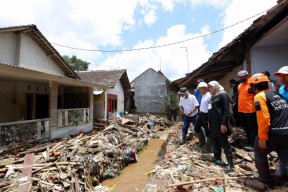 Bupati Ipuk Tinjau Banjir Kalibaru, Warga Enggan Ditampung Sementara di Hotel