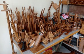 Berbekal Hobi sejak Kecil, Pria Jombang Bikin Casing HP dari Bambu