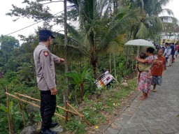 Truk Terguling di Ngebel Ponorogo Gegara Tanah Ambles