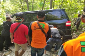 Evakuasi Mobil Nyasar di Makam Tumenggung Brotonegoro yang Tak Bisa Putar Balik