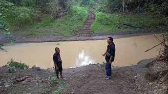 Viral Warga Bawa Keranda Jenazah Terjang Sungai, Ini Kata Lurah