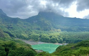 Menikmati Pesona Kawah Gunung Kelud yang Eksotis