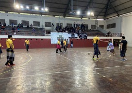 Serunya Futsal Sarungan antara Polisi dan Pengasuh Pesantren di Ponorogo