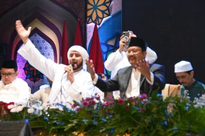 Ribuan Warga Pasuruan Salawatan Bareng Habib Syech