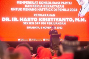 Hasto Gembleng Kader PDIP Surabaya: Konsolidasi Tanpa Henti, Turun Bantu Rakyat