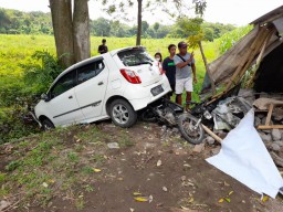 Mobil Agya di Kediri Seruduk Pasutri Nongkrong, Ini Akibatnya