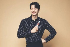 Aktor Korea Song Kang Keren Pakai Kain Tenun Ikat Kediri, Kamu?