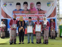 Desa Tulungrejo dan Perintis Kampung Inggris Pare Mr Kalend Osen Raih Rekor MURI